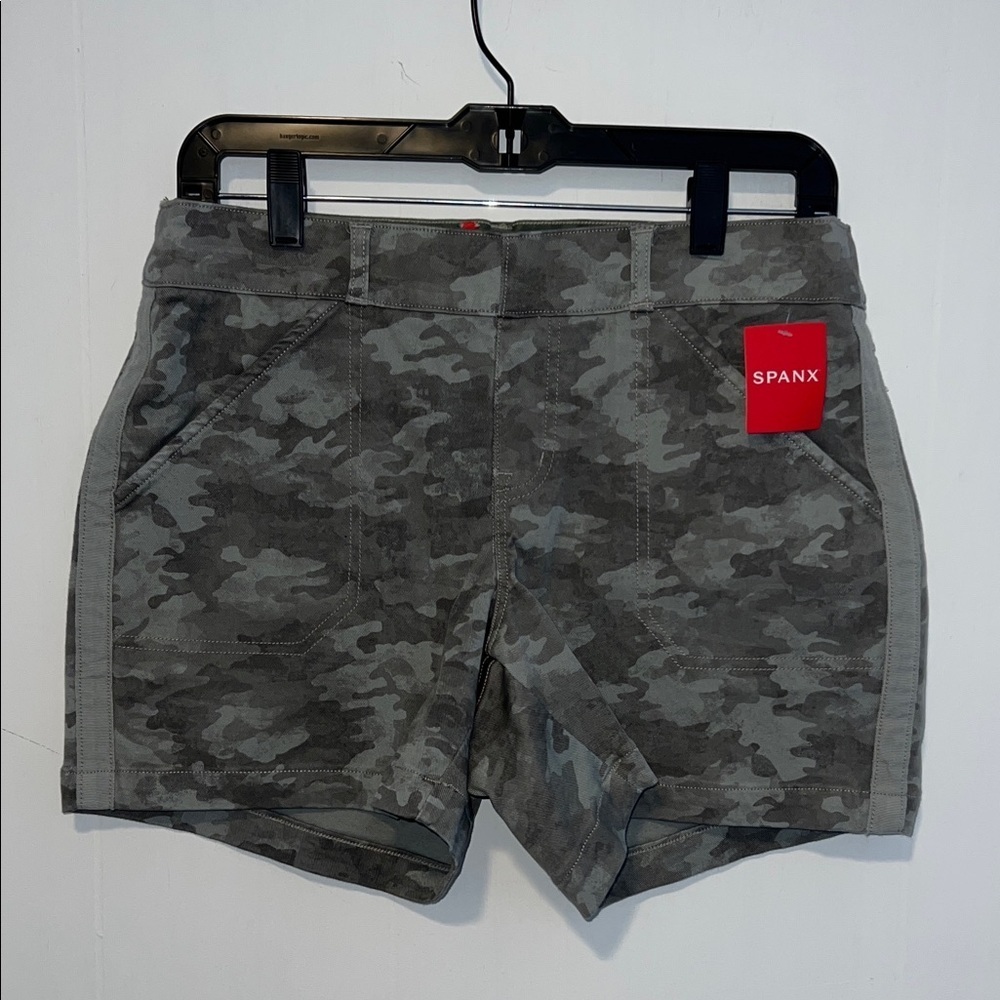 NWT SPANX Gray Camouflage Shorts Stone Wash Stretch Twill Z17